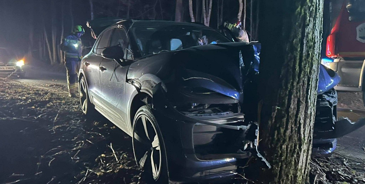 Samochód osobowy uderzył w drzewo na trasie Worliny-Łęguty [FOTO]