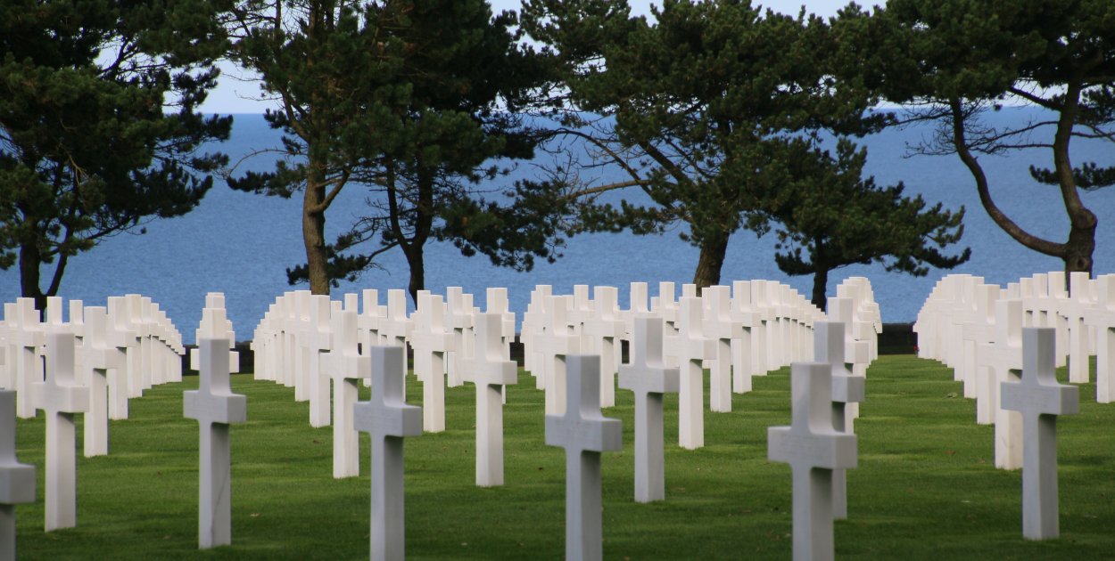 Zdjęcia na grób i wazony do spójnej aranżacji pomnika