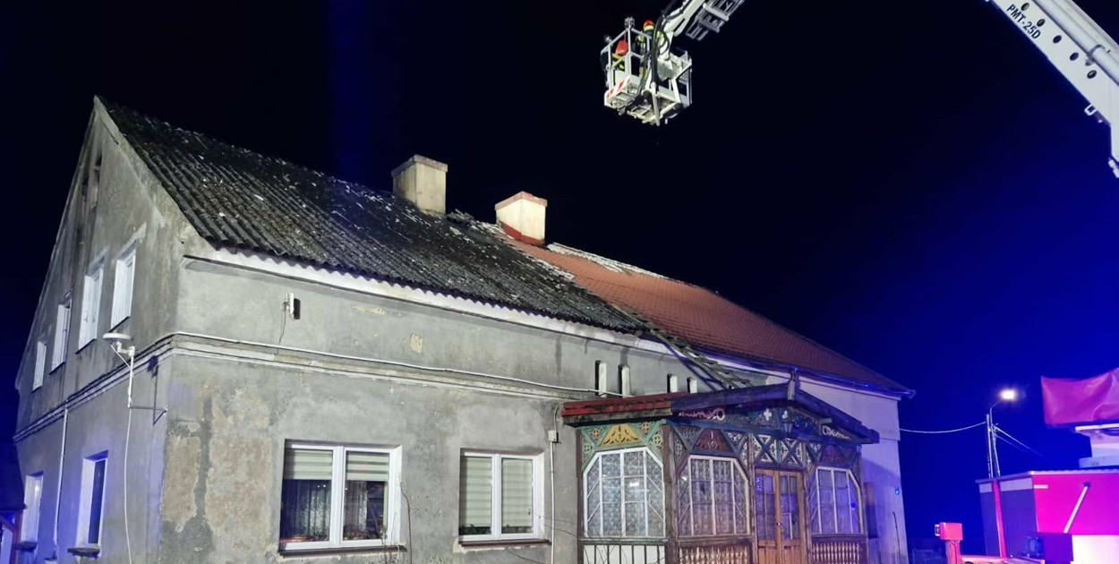 Mostkowo: Nocny pożar domu wielorodzinnego w gm. Łukta [FOTO]