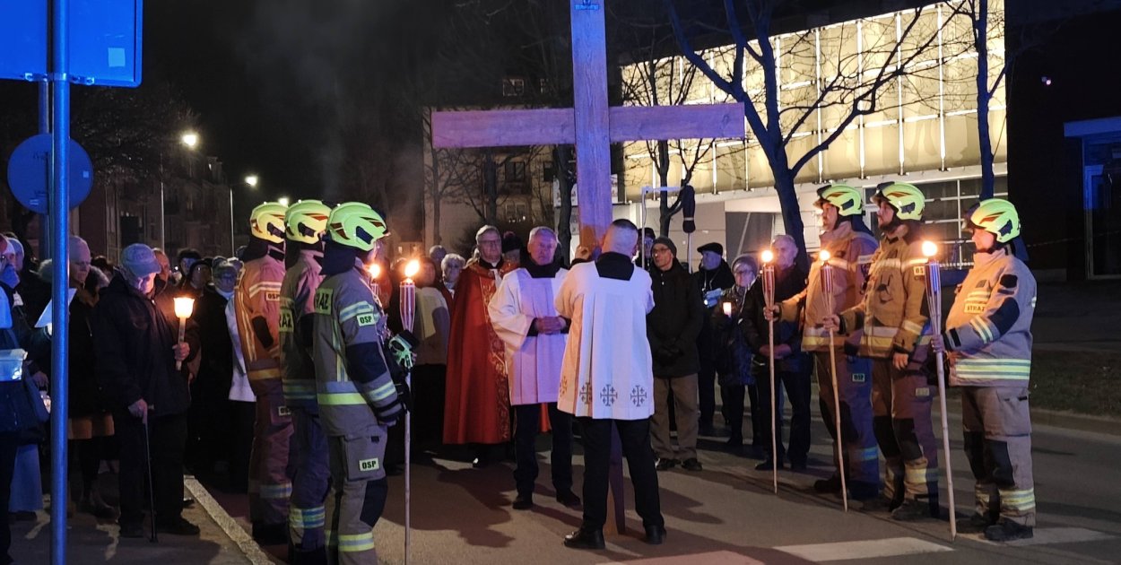 Ostróda: Tłumy wiernych na Drodze Krzyżowej, która przeszła ulicami miasta
