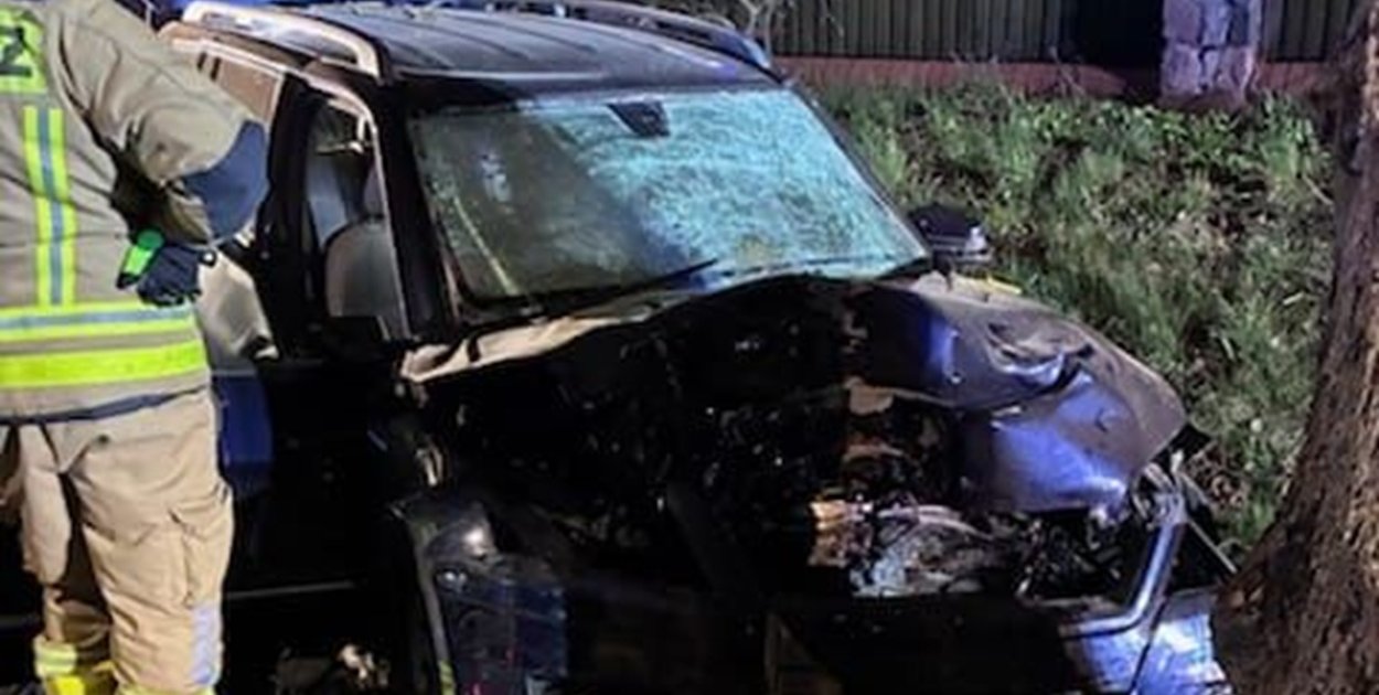 Kożuchy Wielkie: Mercedes uderzył w drzewo - nie żyje 65-letni kierowca