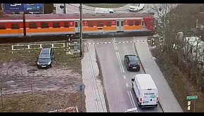 Z drona kontrolowali kierowców na przejeździe kole