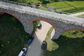 Most kolejowy w Glaznotach na filmie