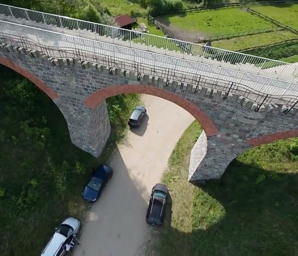 Most kolejowy w Glaznotach z perspektywy FPV na niezwykłym filmie Pana Tomasza Kolaja